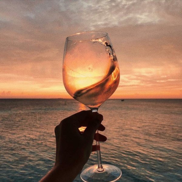 Бокал на фоне моря