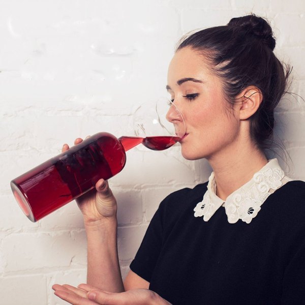 Девушка пьет