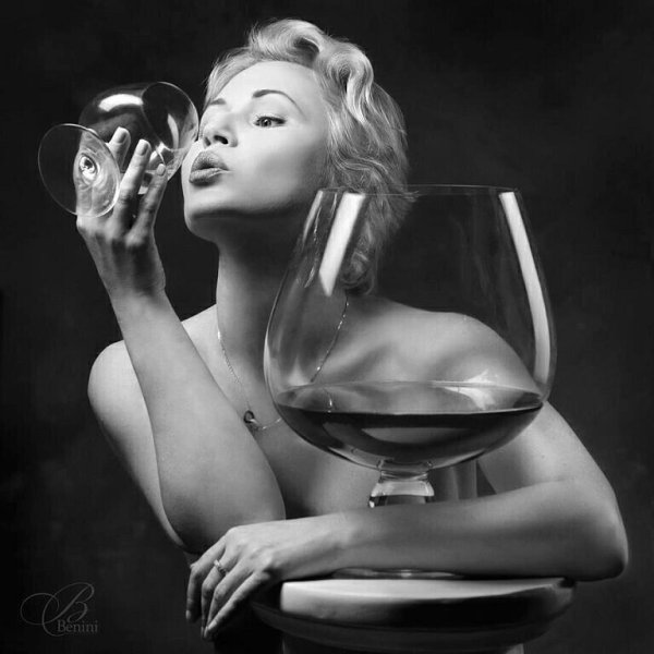 Девушка с фужером