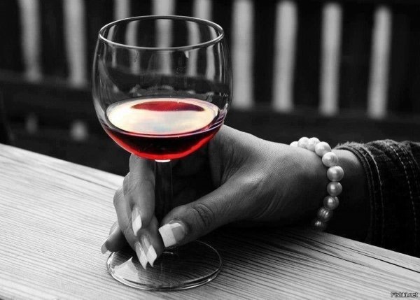 Бокал вина в руке