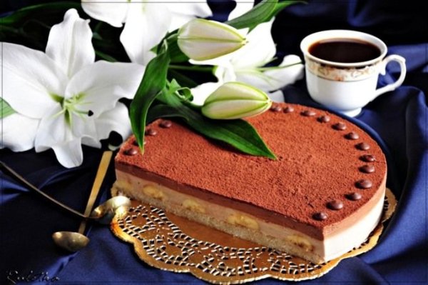 Чашка чая и пирожное