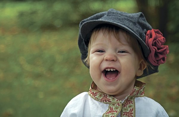 Прикольный ребенок улыбается