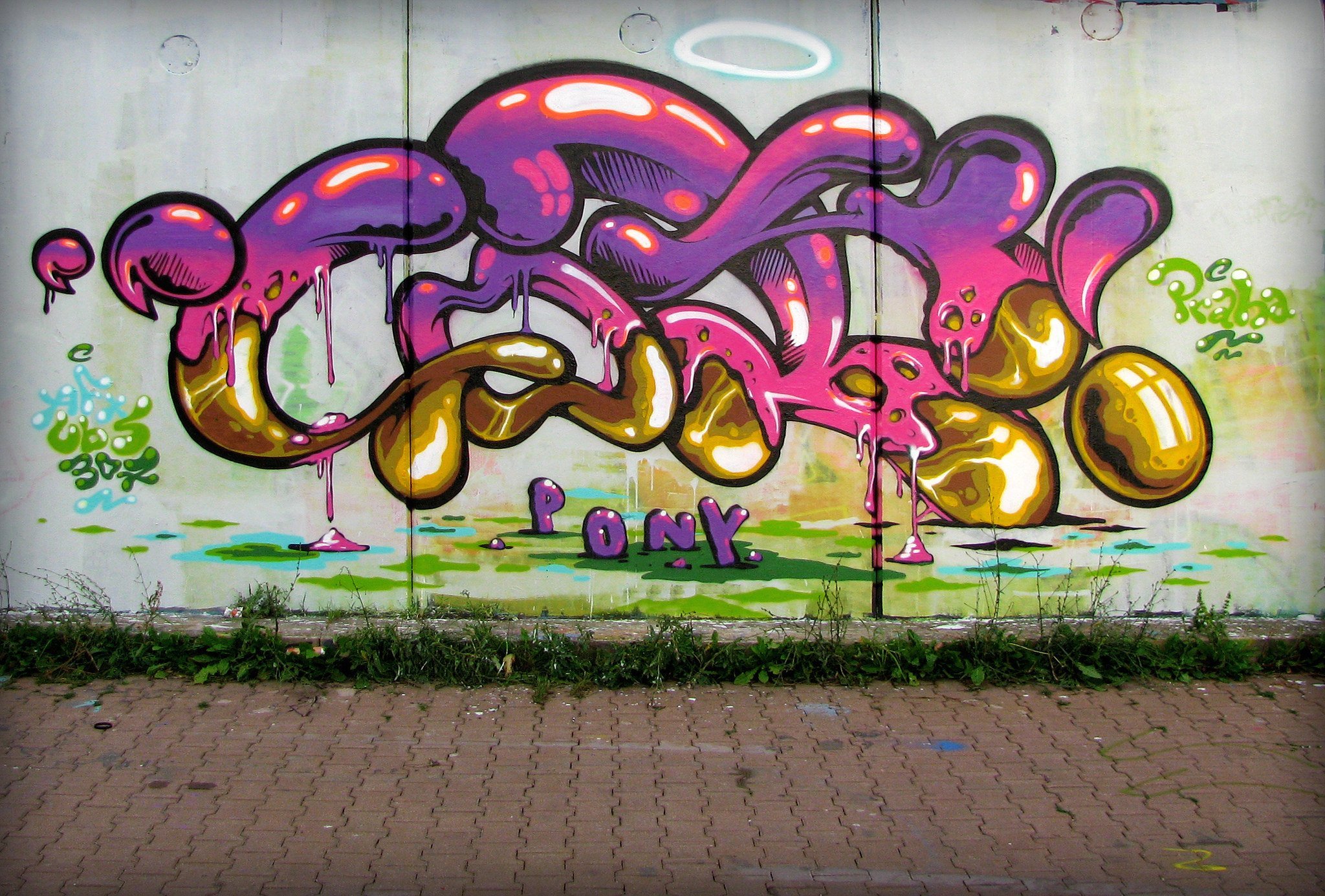 Яркое граффити на стене