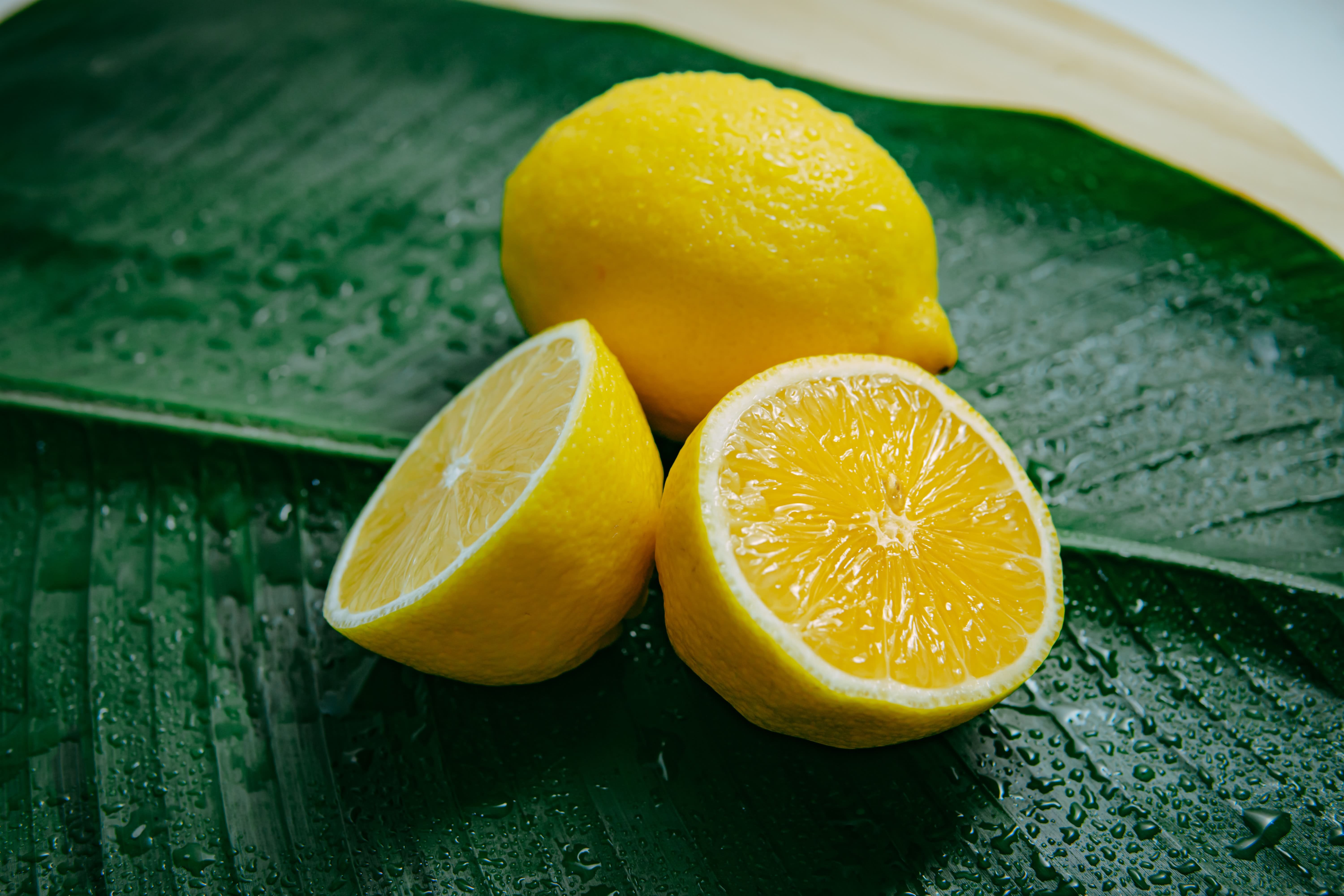 Зеленый лимон польза. Лемон Лемон группа. Красивый лимон. Долька лимона. Лимон нарезанный.