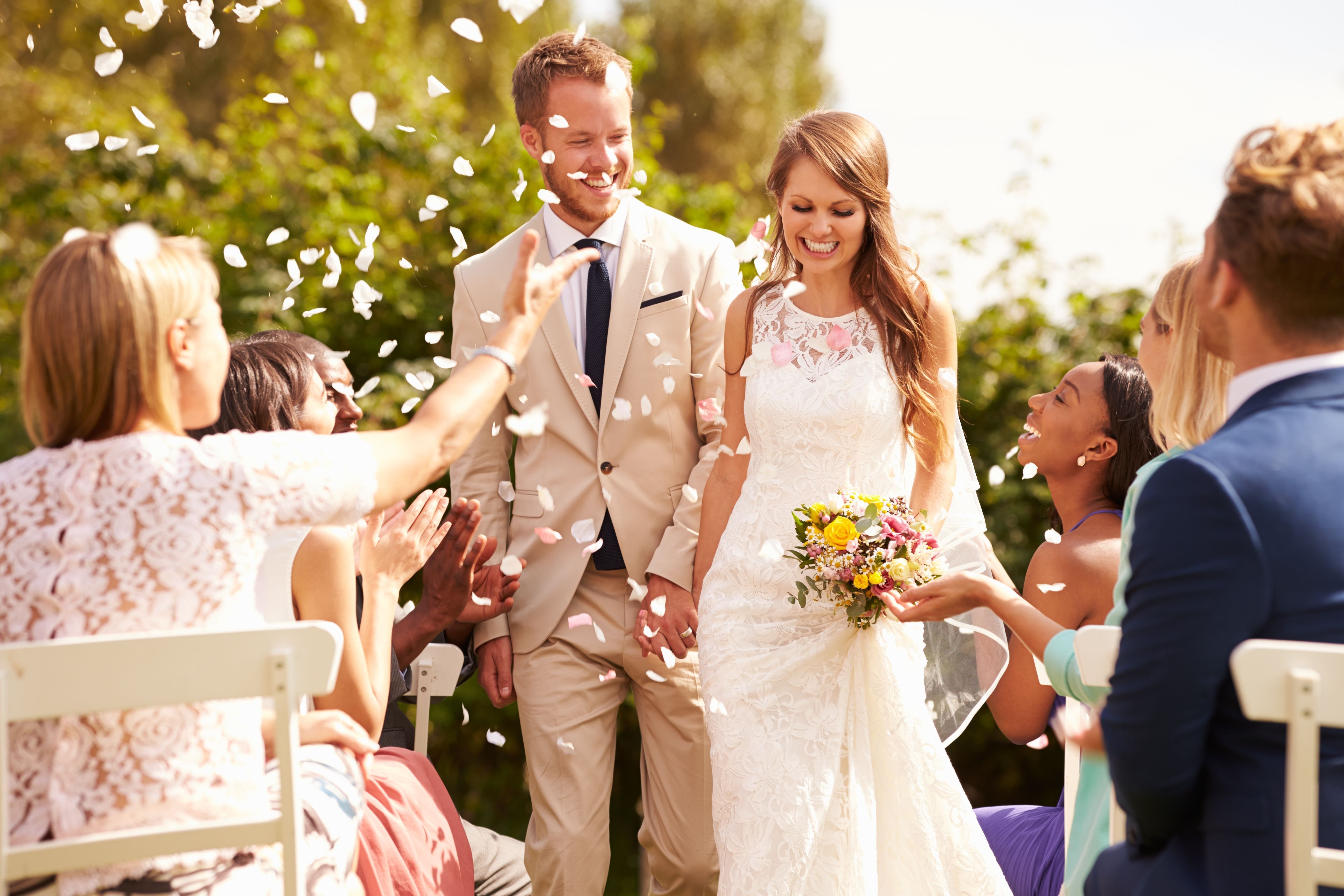 Тенденции современного брака и семьи. Кьяра Ферраньи 2022. Красивая свадьба. Молодожены. Свадебные фотографии.