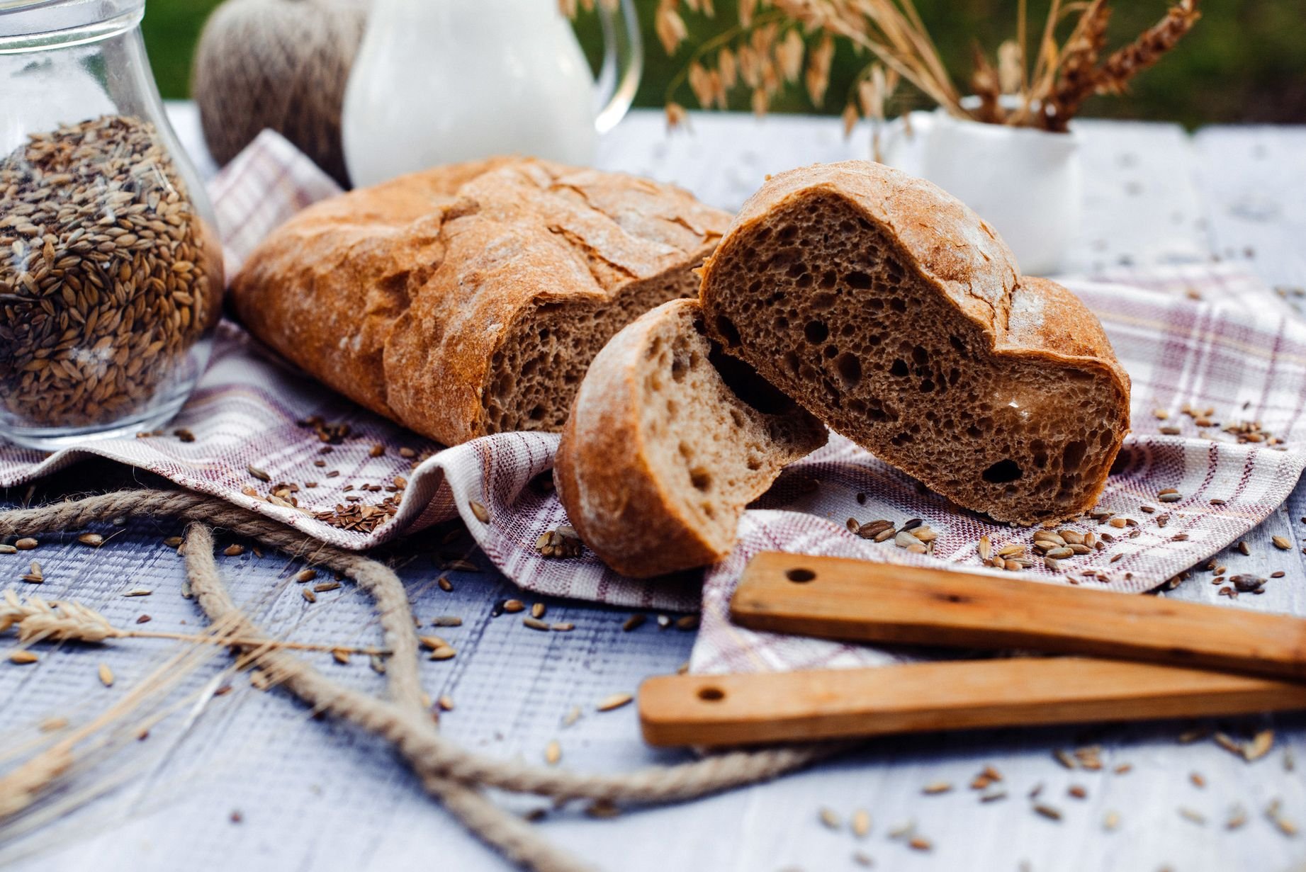 Черный хлеб простой рецепт. Ржано-пшеничный хлеб на закваске. Хлеб ржаной бездрожжевой. Хлеб Старорусский бездрожжевой. Чиабатта ржаная.