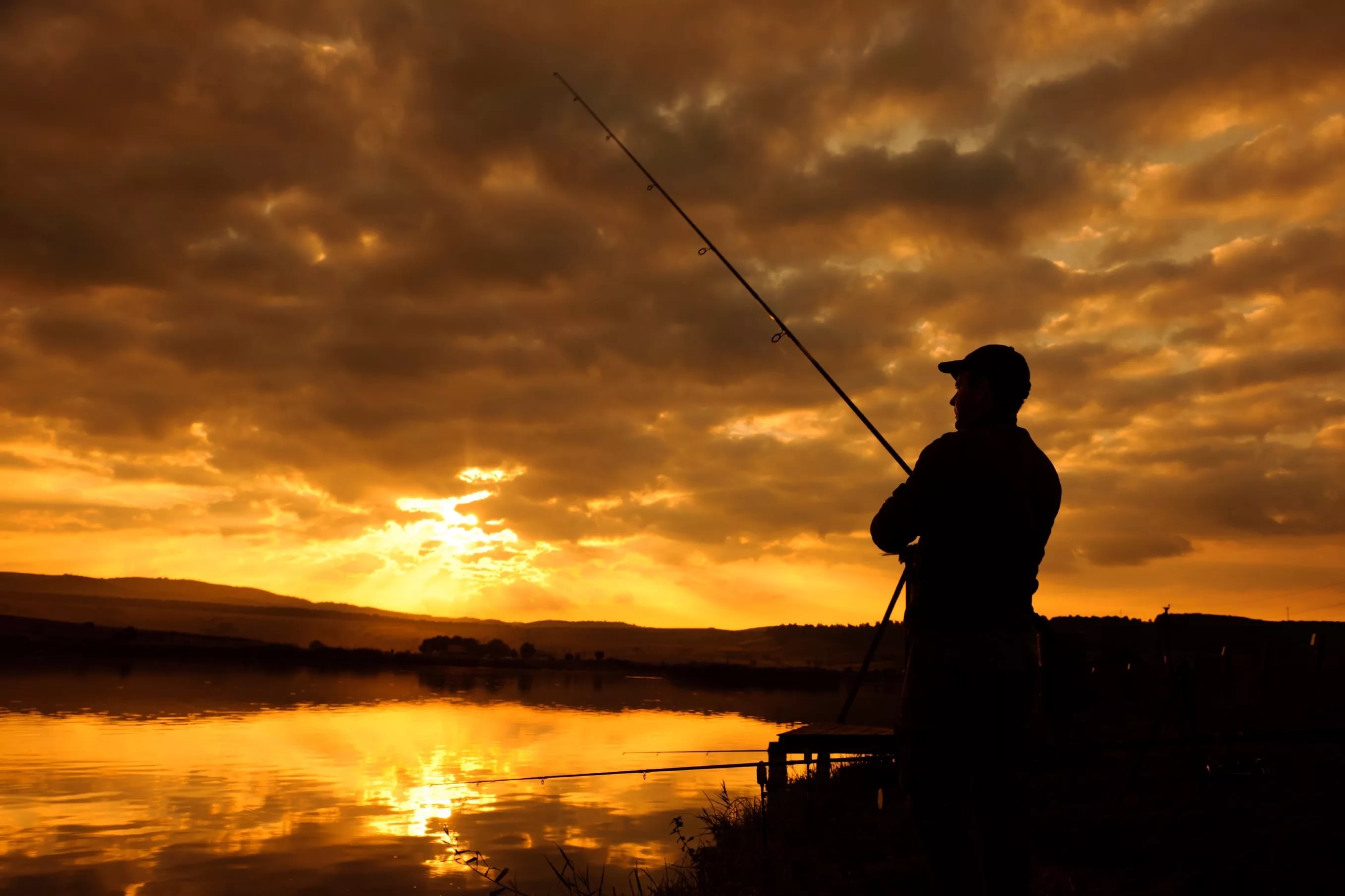 Сказать рыбалку. Рыбак с удочкой. Пейзаж с рыбаком. Рыбак на закате. Красивые пейзажи на рыбалке.