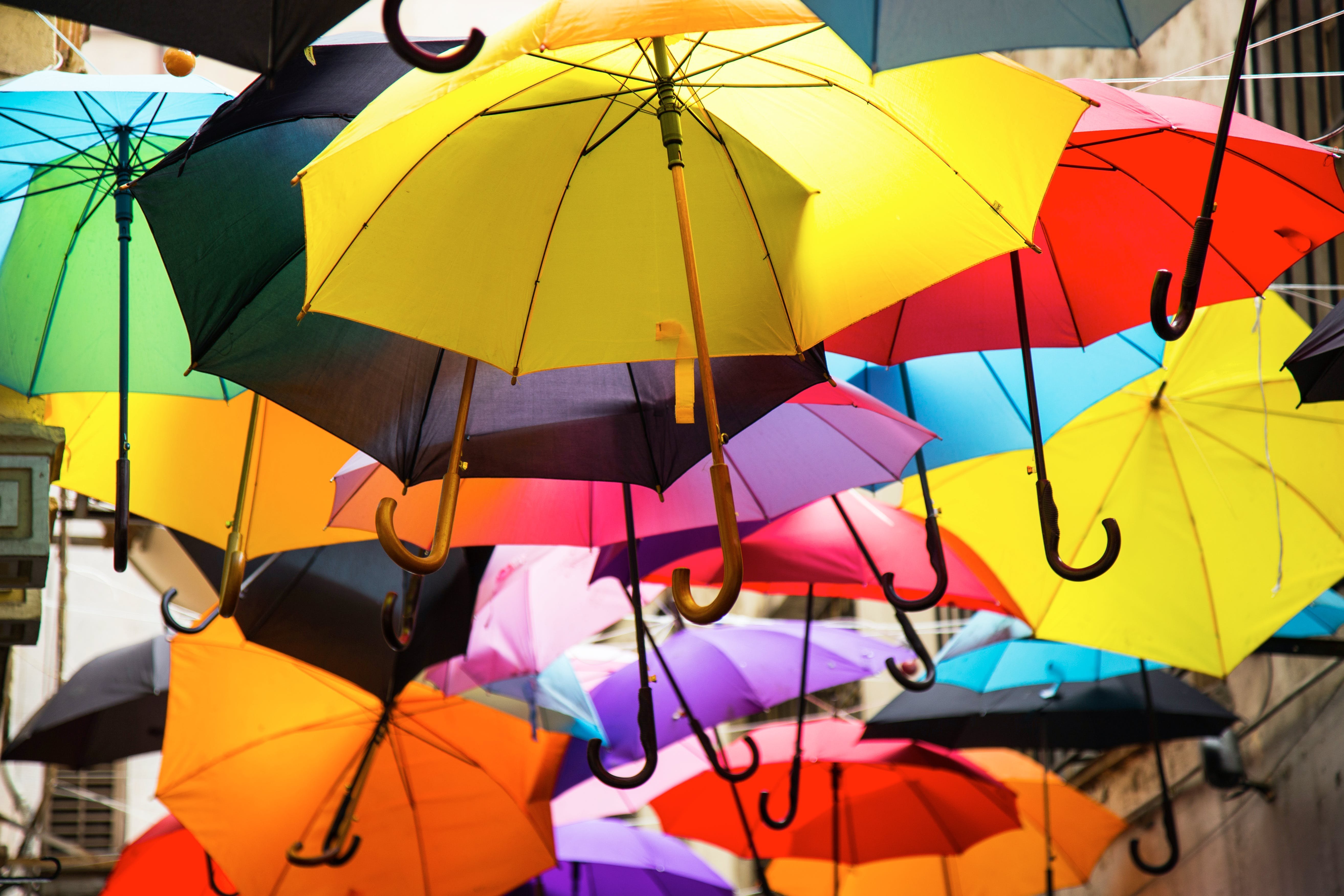Роль зонтика. Разноцветные зонтики. Зонтики яркие. Красивые зонтики. Красивый зонт.