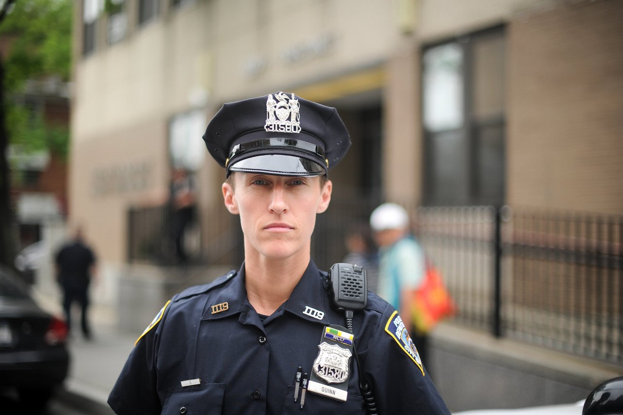 Картинка полицейского. Офицеры NYPD. Полицейский фотосток. Выглядит полицейский. Фуражка полисмена.