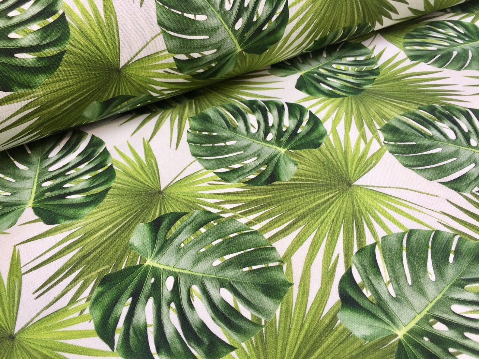 Ткань с тропическими листьями