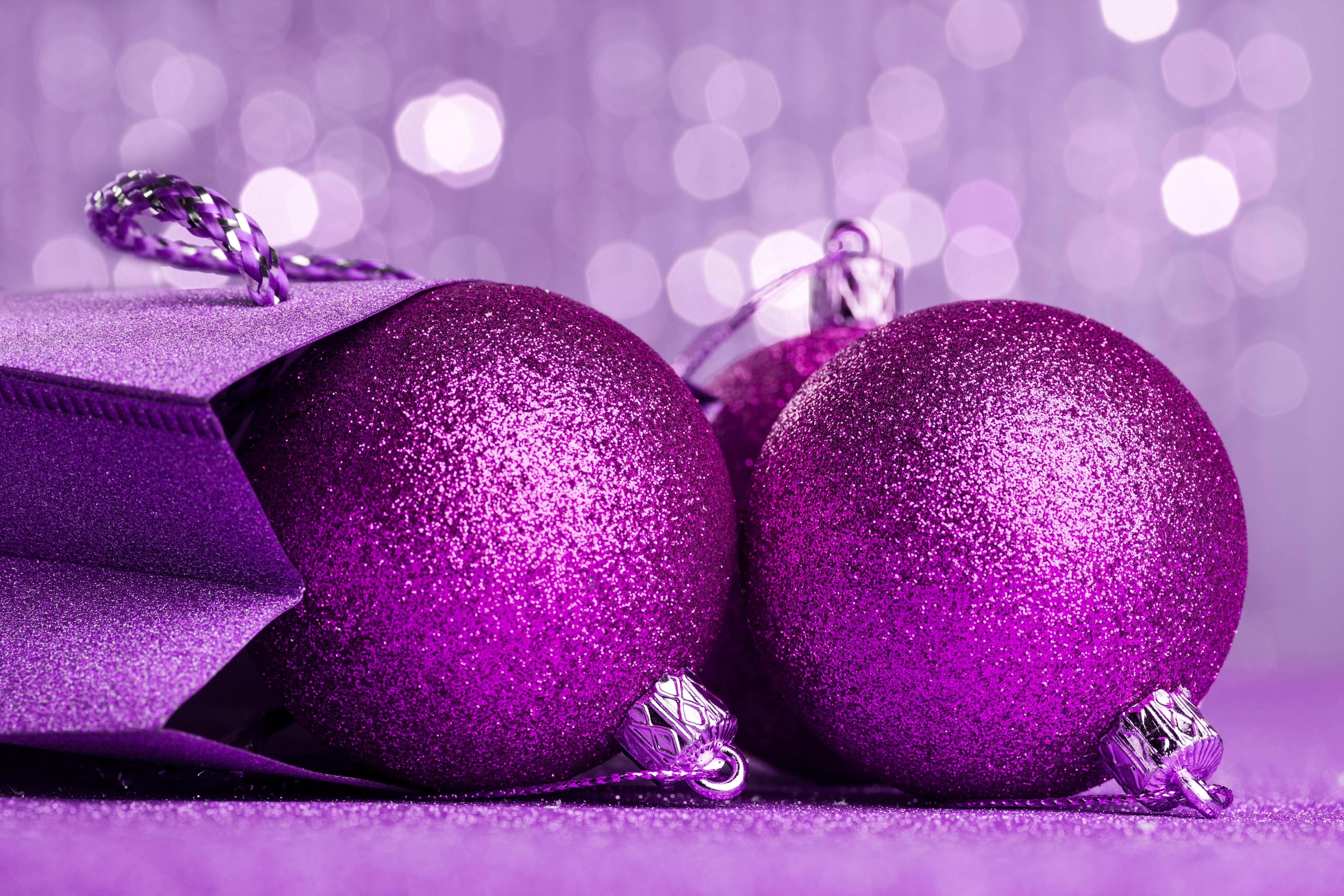 2 новых шара. Новогодние шары. Фиолетовые новогодние шары. Шарик новогодний. Фиолетовые елочные игрушки.