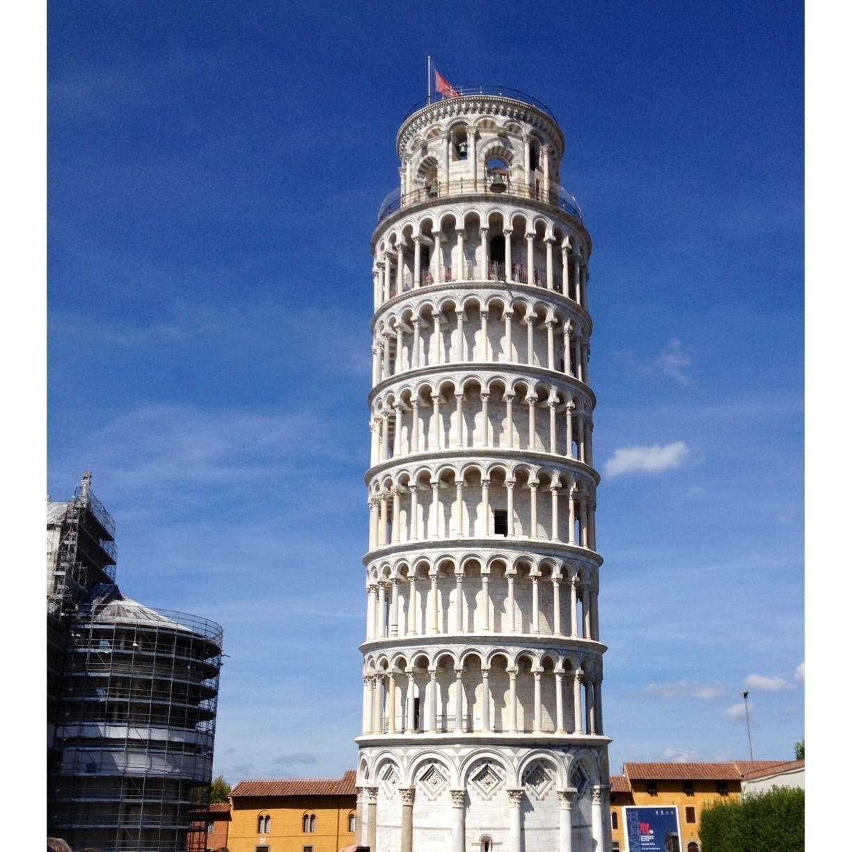 Какая башня самая старая. Пизанская башня Италия. Колизей и Пизанская башня. Символ Италии Пизанская башня. Париж Пизанская башня.
