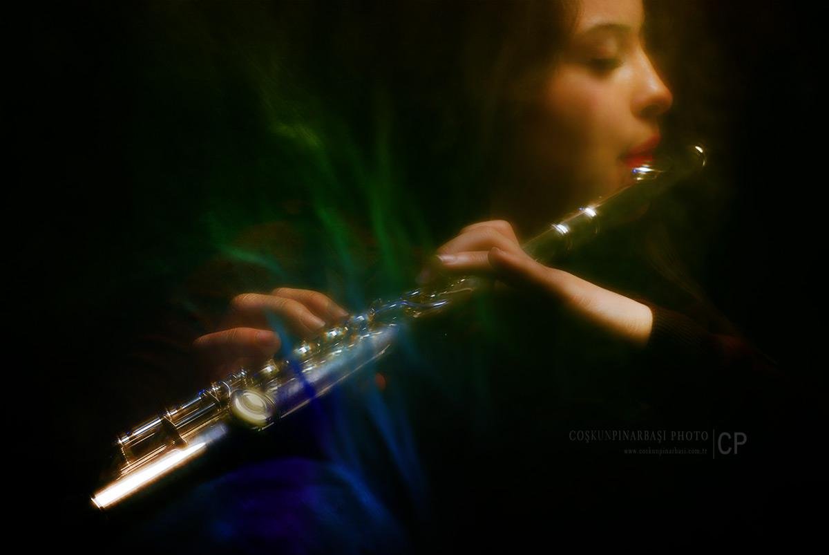 Флейта в цветах. Девушка с флейтой. Фотосессия с флейтой. Флейта Живая. Девушка с флейтой картина.
