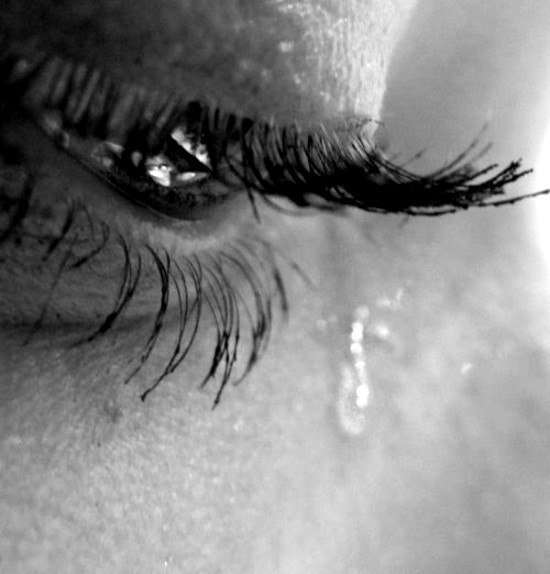 Каким глазом плачут от счастья