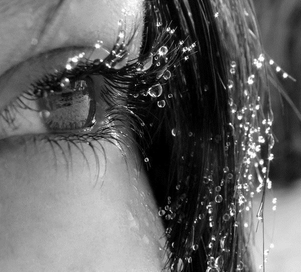 Девушка со слезами на глазах