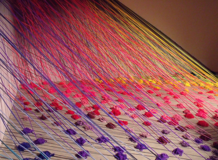 Внутренние нитки. Инсталляция из нитей. Цветные нити. Инсталляция из цветных ниток. Фотосессия с нитками.