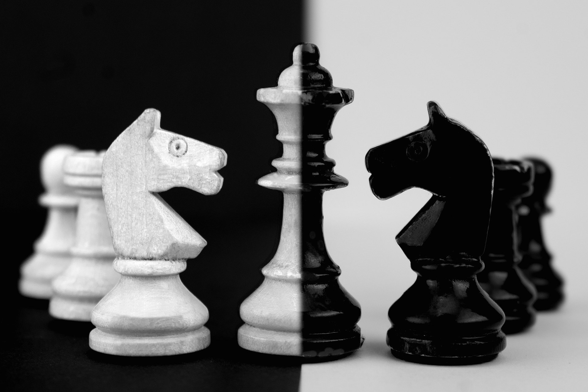Шахматные фигуры на черном фоне
