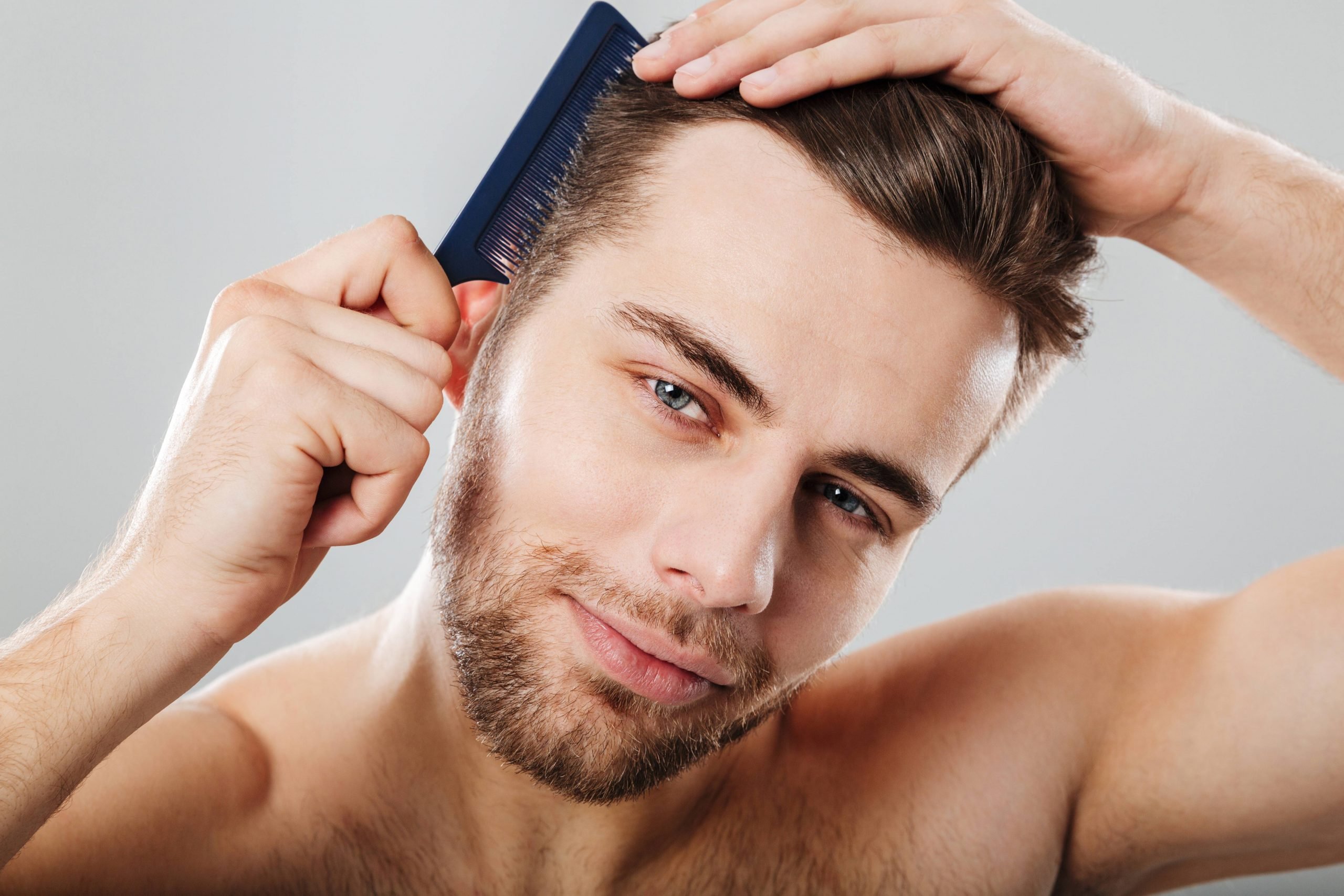 Укрепление волос мужчинам. Мужчина расчесывается. Здоровые мужские волосы. Человеческий волос. Перхоти волос у мужчин.