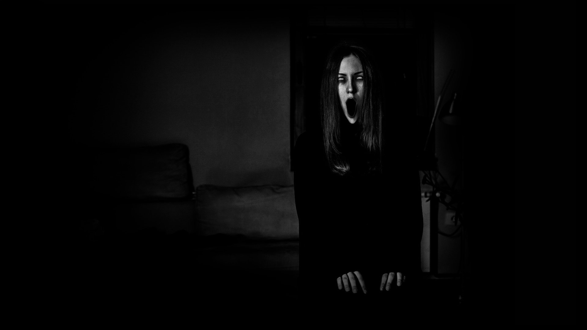 Страшное лицо в темной комнате