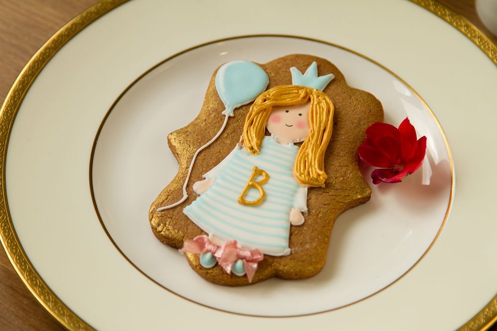 Девочка с печеньем. Воскресенье девочкам печенье. Пряник "принцесса". Девочка с печеньем рисунок.