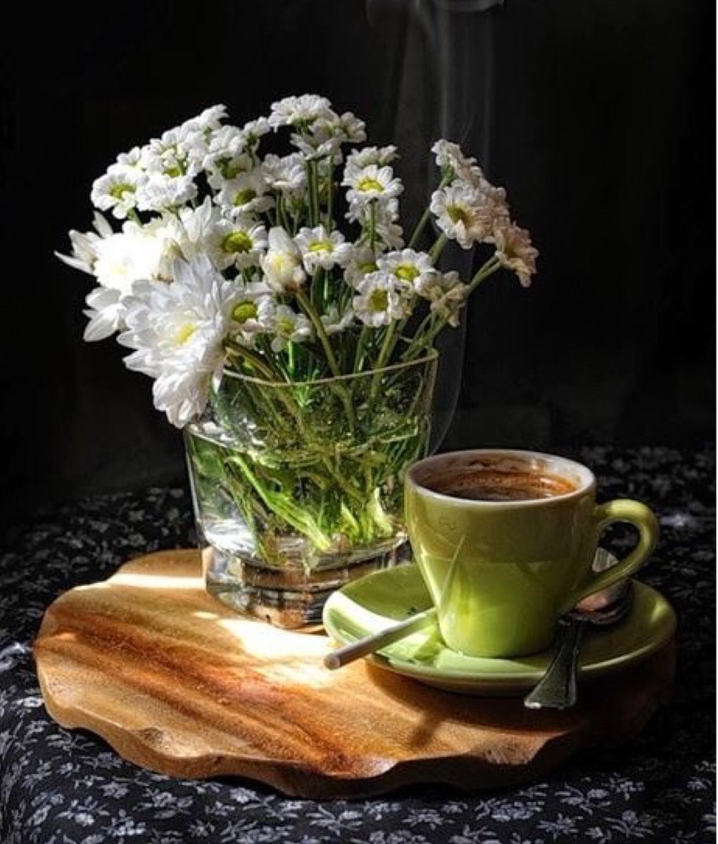 Уютного весеннего вечера картинки с надписями. Натюрморт чай с цветами. Весенний натюрморт. Весенний натюрморт с кофе. Вечер чай цветы.