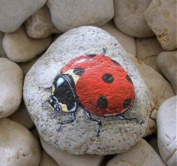 Рисование на камнях Божья коровка