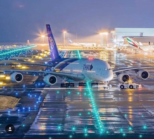 Airbus 380 ночью