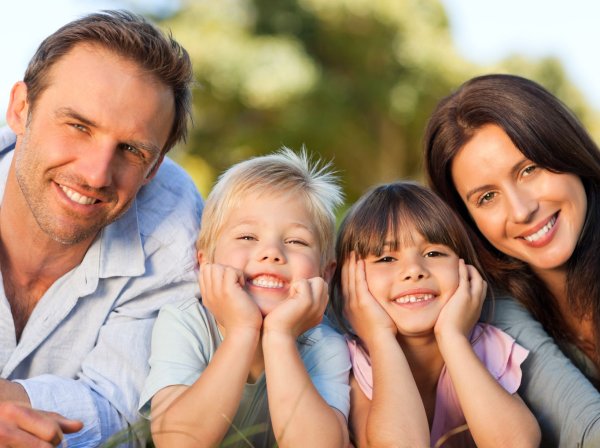 Счастливые дети и родители
