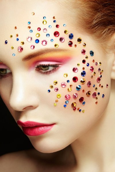 Необычный макияж со стразами