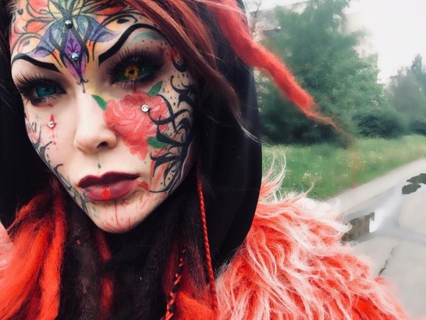 Тату на лице