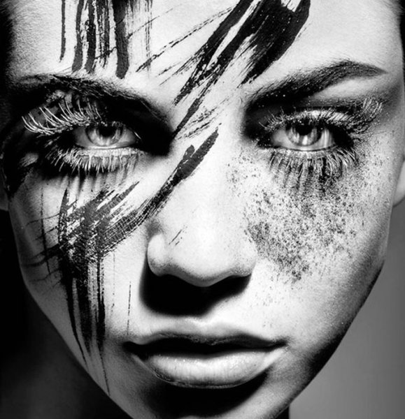Черно белый грим на лице