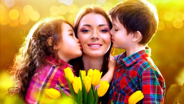 Ребенок дарит цветы маме