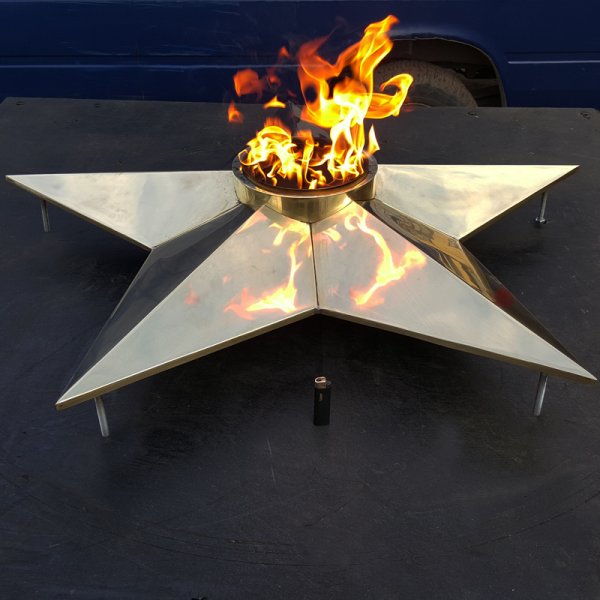 Вечный огонь восьмиконечной звездой