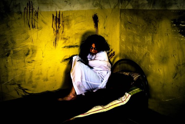 Сумашедший в смирителтной оубашки