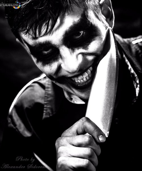 Джером Валеска улыбается