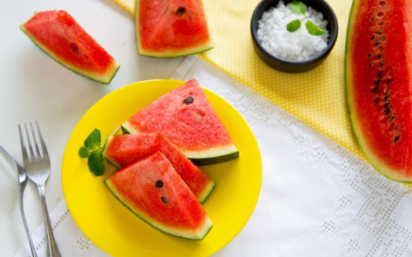 Кусочки арбуза на тарелке