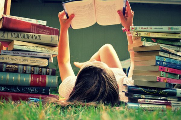 Девушка за книгой