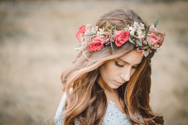 Девушка расчесывается