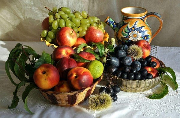 Натюрморт с фруктами и ягодами