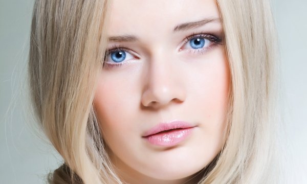 Шатенка с веснушками