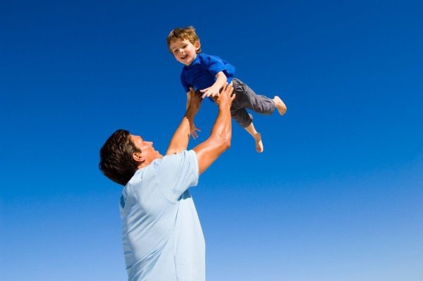 Отец обнимает ребенка