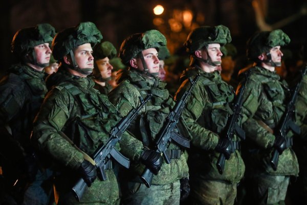 Военный улыбается