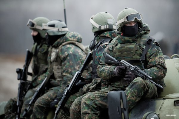 Девушки военные