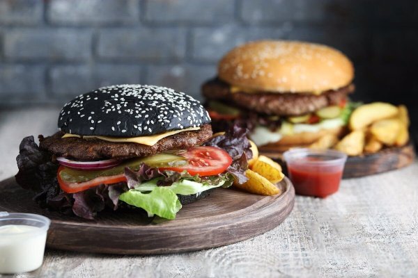 Большой сочный бургер