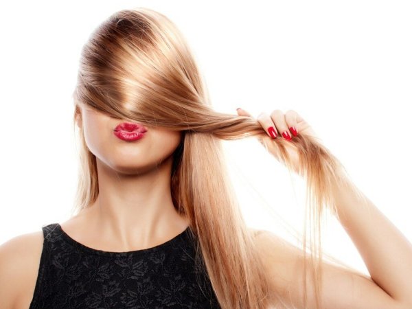 Девушка с гладкими волосами