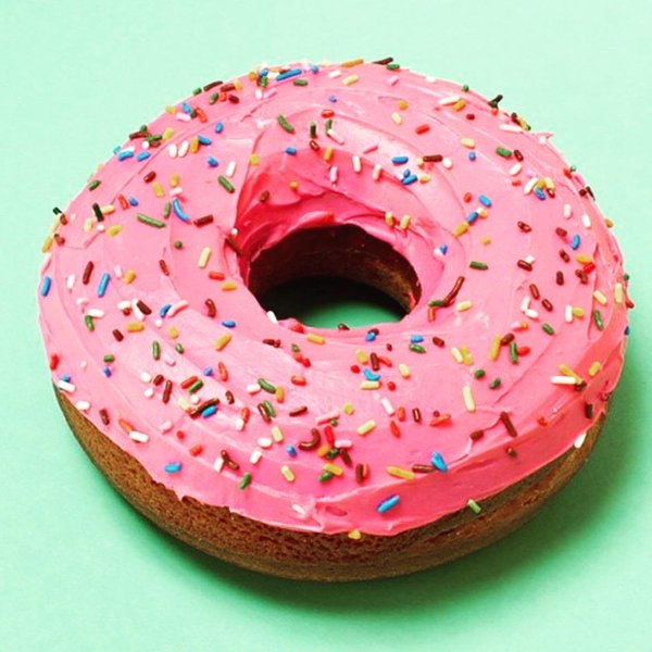 Пончик с розовой глазурью