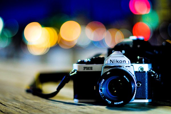 Фотоаппарат на голубом фоне