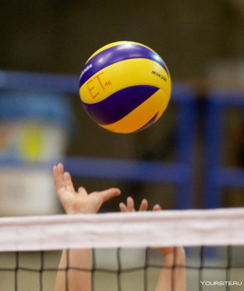 Волейбольный мяч в руках