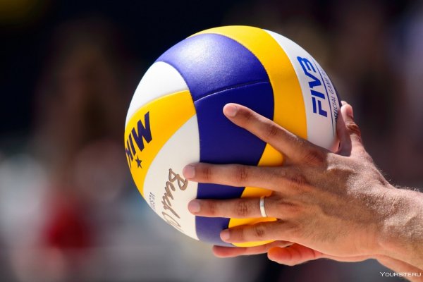 Волейбольный мяч на столе