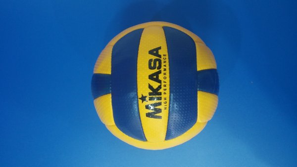 Первый волейбольный мяч